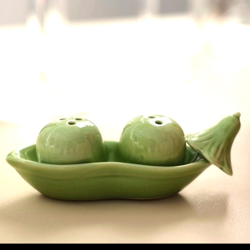 Two Peas in a Pod Salt and Pepper Shakers- New in Box! - Picture 2 of 6